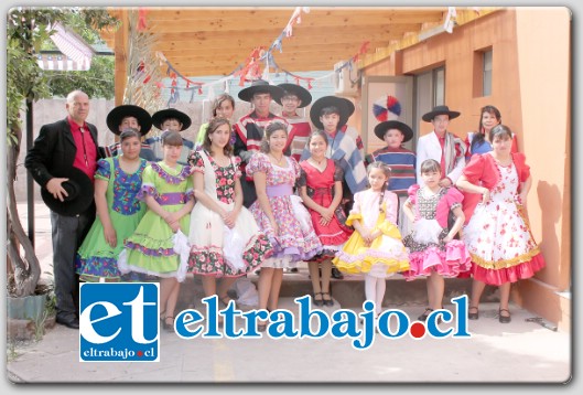 El acto estuvo lleno de sorpresas y personajes, desde los arrieros; los agricultores; la mujer temporera; el piuchén; las pifilcas; la trilla y la fiesta de la vendimia.