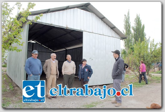 Alcalde Freire visitó a dos de los beneficiarios de una línea de financiamiento especial a la que postularon los agricultores.