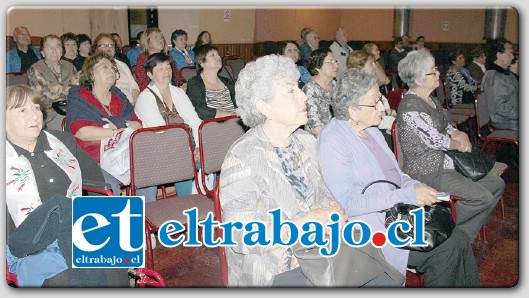 Los adultos mayores llegaron en masa al teatro municipal, para participar de la charla dictada por el jefe de la carrera de Fonoaudiología de la UV San Felipe.