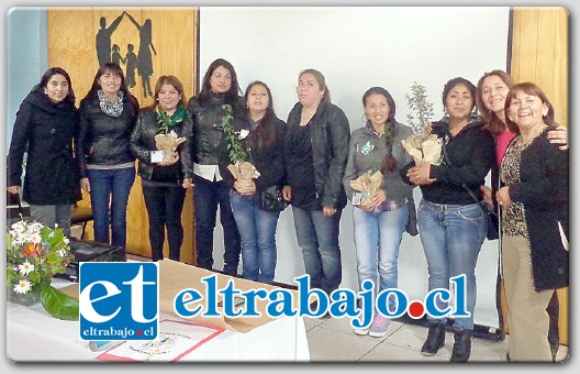 Para terminar este micro-centro especial, se hizo entrega a cada apoderado y director de escuela, de un árbol nativo, los que fueron, donados gentilmente por el Miguel Salinas, encargado de la Eco-Granja de Rinconada de Los Andes.