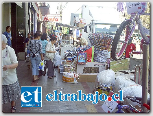 Sobre el accionar de la municipalidad, el edil dijo que el municipio en principio actuó de buena manera sacando una gran cantidad de comercio que había alrededor de la plaza y dentro de la plaza misma. (Foto archivo).