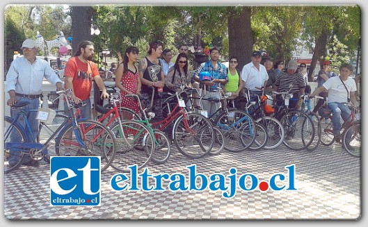 Gran cantidad de vecinos con sus joyitas llegaron a la Terraza de la Plaza de Armas, para participar del Primer Concurso de Bicicletas Patrimoniales.