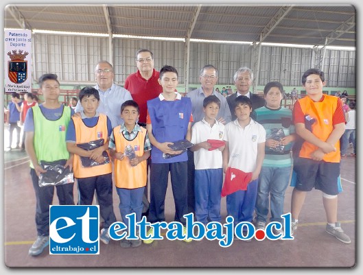 Alumnos reciben obsequios y posan junto a las autoridades que llegaron al evento deportivo.