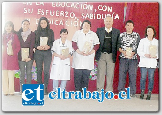 El Director de la Escuela 21 de Mayo, Manuel Araya, junto a la planta docentes del establecimiento realizó un acto de homenaje a nuestros queridos asistentes de la educación.