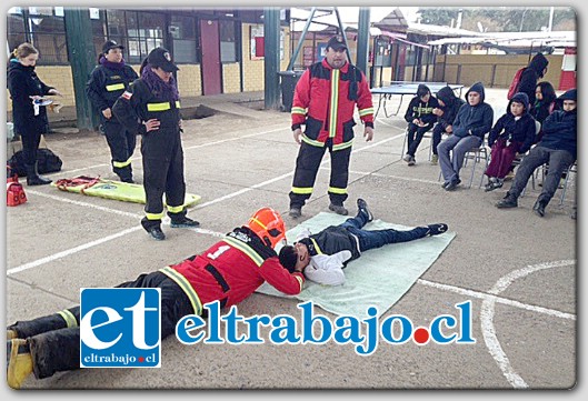 La 1ª Compañía de Bomberos de Santa María, al mando del Teniente 1° y del Instructor Daniel Urtubia, dieron una completísima demostración de un operativo de rescate en caso de emergencia, además Primeros Auxilios y recuperación cardio-vascular.