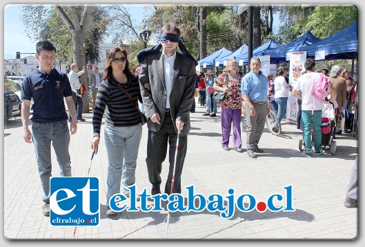 El director de Desarrollo Comunitario, acompañado de María Gutiérrez, aceptó el desafío, consciente de lo complejo que es para las personas ciegos enfrentar esta discapacidad.