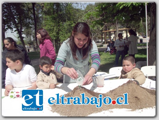 EXPLOSIVA PROPUESTA.- La semana pasada en Santa María, los siete colegios de la comuna participaron en la muestra Científica Explora Conicyt en la plaza de armas de la comuna.