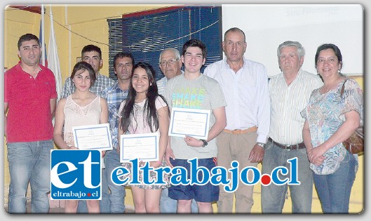 Marcelo Herrera, estudiante, Daniela Gonzales Herrera y Taísa Céspedes Muñoz, se sienten satisfechos y contentos del reconocimiento recibido por parte de la cooperativa.