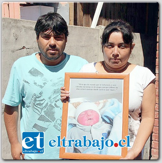 Andrés Muñoz Lobos presentaba 38 semanas de gestación y producto de una asfixia intrauterina, murió en el vientre de su madre a sólo días de la fecha de parto programada en el mes de julio recién pasado.