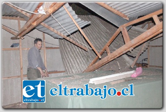 Dos conocidos vecinos de la comuna, cayeron desde el techo de una construcción luego, que realizaran labores de corte de un gran árbol.