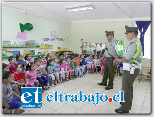 La charla estuvo a cargo del Jefe de Tenencia de Carabineros de esa comuna, Claudio Del Canto y el Cabo 2º Rodrigo Sáez.