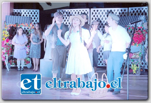 Todo un éxito resultó la presentación del Grupo de teatro de La Armada en la comuna, con la clásica obra La pérgola de las flores.