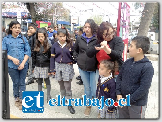 Durante la jornada, los profesionales a cargo de este programa dieron a conocer la forma como trabajan con los niños sordos, quienes desde pequeños reciben apoyo.