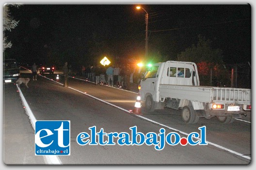 En el interior de esta camioneta permanece el cuerpo sin vida del malogrado vecino Juan Francisco Osorio Anjarí, de 58 años de edad, quien la tarde de ayer falleciera mientra era llevado a urgencia luego de recibir un balazo en el pecho durante un partido de fúltbol que se desarrollaba en la cancha de Independiente de Lo Calvo.