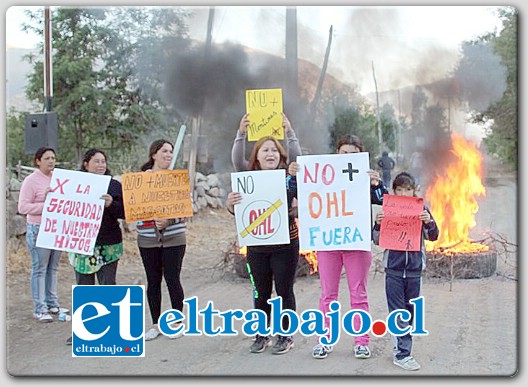 Un grupo de más de 15 vecinas de Población Hidalgo y apoderadas de la Escuela Alejandrina Carvajal del sector, levantaron barricadas y se manifestaron ante el clima de inseguridad vial y contra la empresa OHL.