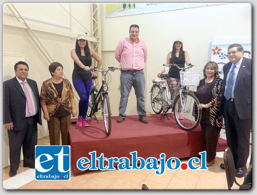 Las modelos lucen las bicicletas ecológicas que podrán ser adquiridas por los socios con un descuento de $50.000 de su valor comercial en Tienda Los Tres Hermanos de San Felipe.