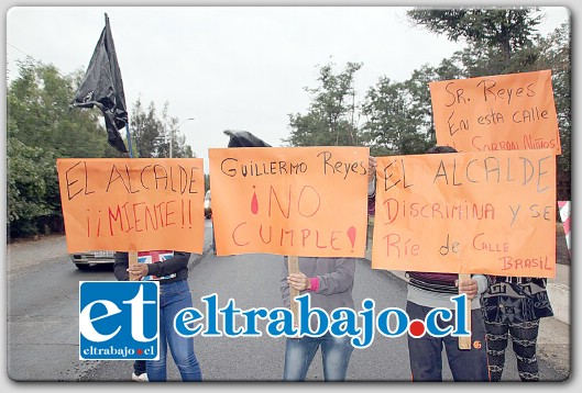 Finalmente y luego de más de 30 minutos, los manifestantes cedieron el paso a los automovilistas que esperaban poder retomar su camino, mientras Carabineros regulaba el tránsito en el sector.