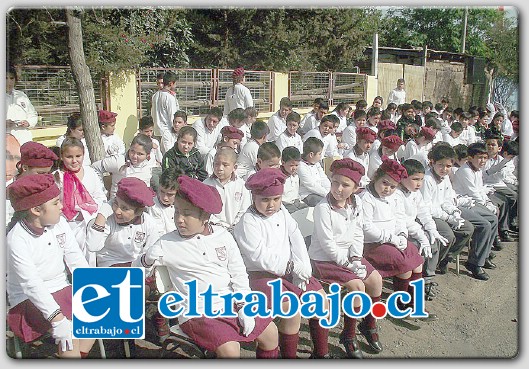 Con un tradicional desfile, la comunidad educativa de la Escuela Bucalemu homenajeó a su querida casa de estudios.