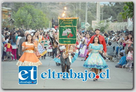 Cerca de 4.000 personas desfilaron en la Plaza de Armas para rendir honores a la comuna de Santa María, actividad con la que comienza la celebración de sus 123 años de fundación.