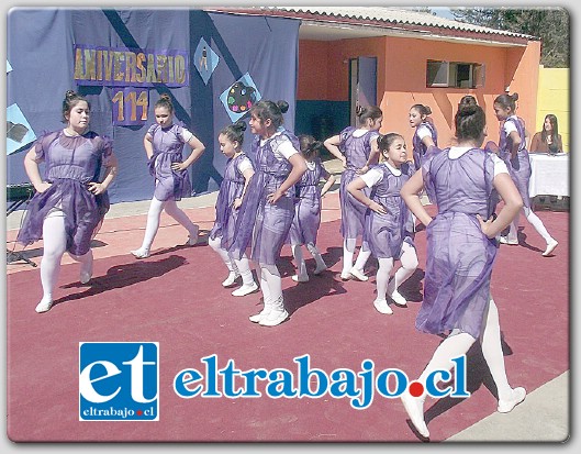 MÁS DE UN SIGLO.- Este lunes la comunidad educativa perteneciente a la Escuela República Argentina, se reunió para celebrar una ocasión muy especial, los 114 años del establecimiento al servicio de la educación municipal.