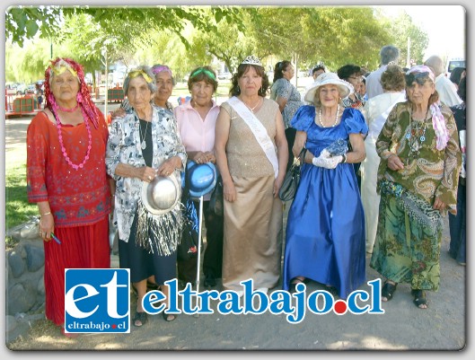 Los asistentes se mostraron alegres tras participar de la Fiesta de la Primavera para los adultos mayores este viernes.