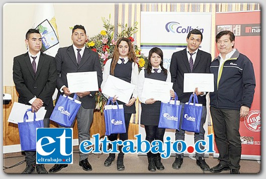 EXCELENCIA.- Unos 22 estudiantes del Liceo San Esteban recibieron la certificación de Asistente de instalaciones eléctricas domiciliarias, en el marco del Programa Forcom de Colbún.