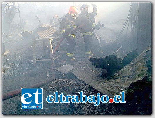 El incendio se originó al interior de un taller de mueblería ubicado en calle Toro Mazote casi esquina Artemón Cifuentes de San Felipe.