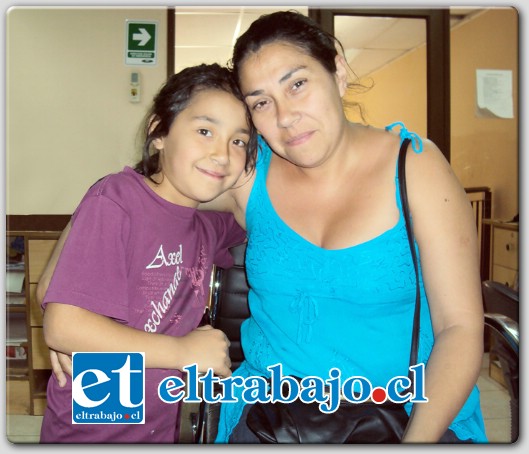 Judith Vergara Torres junto a su pequeña hija Alondra, invitan a la comunidad a participar de un Bingo en su beneficio, tras perderlo todo en un incendio que consumió todos sus bienes en Villa Departamental de San Felipe.