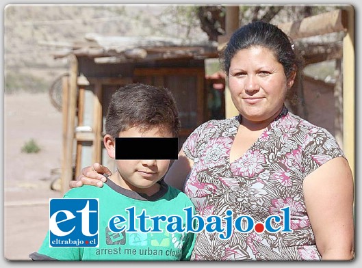Karina Leiva con su hijo, estudiante de diez años, estudiante del Colegio Marie Poussepin de Putaendo, exige explicaciones a las autoridades municipales.