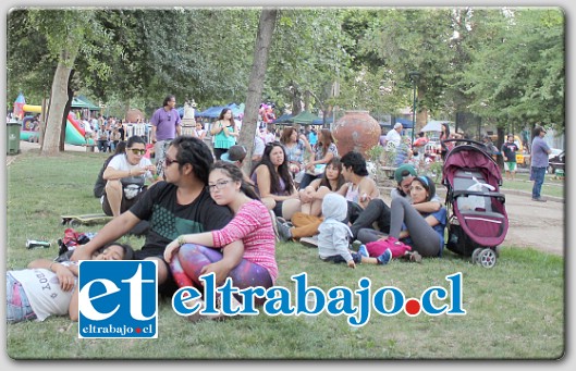 Familias completas llegaron a Chacabuco para disfrutar de esta segunda versión de Manteles al Pasto. Diversas expresiones culturales fue posible apreciar, no solo en el escenario, sino también en diferentes puntos el bandejón central.