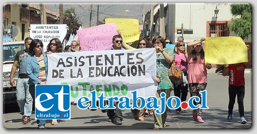 Los funcionarios municipales y los asistentes de educación de los colegios municipales de Putaendo, realizaron una jornada de paralización y protesta en rechazo al ofrecimiento del 3% de reajuste salarial que ofrece el gobierno a los empleados públicos.