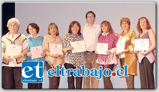 El Director de Desarrollo Comunitario de la municipalidad, Pablo Silva, junto a uno de los grupos de mujeres que participaron de los talleres de telar.