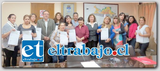 Diez mujeres de la ciudad del Viento Viento, recibieron cheques del Fondo concursable Capital Semilla que entregó el Servicio Nacional de la Mujer (Sernam).