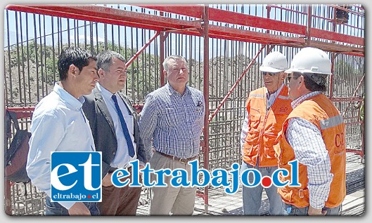 La autoridad comunal junto al gobernador, tomaron conocimiento de obras complementarias que van a permitir en las próximas semanas el inicio de trabajos mayores en el tramo Panquehue.