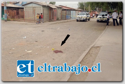 En la esquina de Calle Uno con Pasaje Uno de Población la Escuadra de San Felipe, se originó el homicidio aparentemente por un ajuste de cuentas.