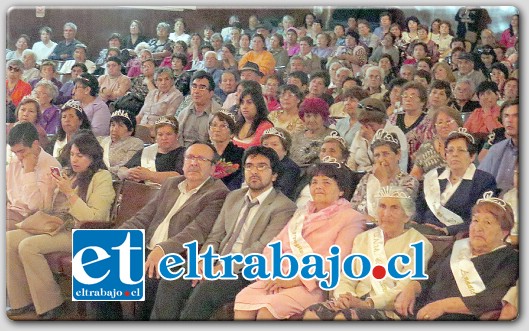 La tarde del miércoles 29 de octubre, más de 700 adultos mayores se dieron cita en el Cine Teatro Municipal a disfrutar de la actividad de celebración del Día de del Adulto Mayor.