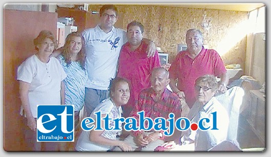 Héctor Pedro Musat Salinas, de 85 años de edad junto a su familia.