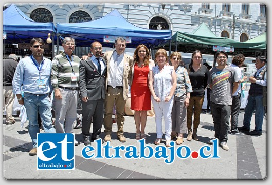 Autoridades junto a productores locales que mostraron lo mejor de sus productos en Valparaíso.