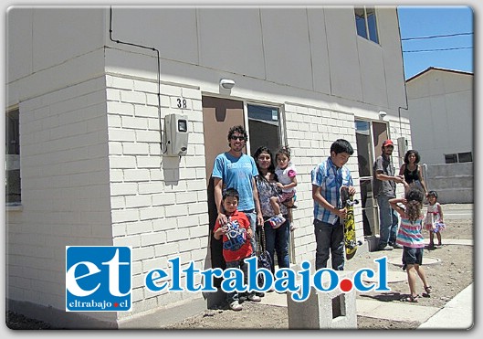 Felices se encuentran 205 familias de seis proyectos de San Felipe, porque podrán reparar o ampliar sus viviendas o mejorar sus poblaciones gracias a que fueron seleccionadas por el 2º llamado 2014 del Programa de Protección al Patrimonio Familiar del Minvu. (Referencial)