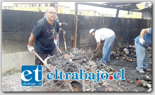 Durante la mañana del sábado los vecinos comenzaron a remover los escombros tras el voraz incendio que calcinó toda la vivienda.