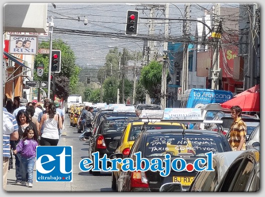 Por el centro de la comuna de San Felipe, en caravana, los conductores de colectivos de toda la provincia se sumaron al paro nacional convocado el día de ayer jueves por 24 horas.