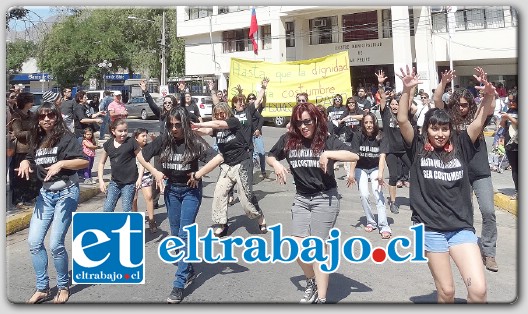 Un grupo de profesoras disidentes bailaron al más puro estilo de Michael Jackson realizando una intervención urbana en Calle Salinas de San Felipe.