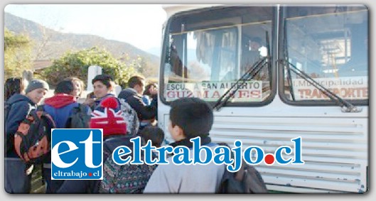 Los estudiantes se quedaron sin locomoción colectiva, luego que el municipio de Putaendo adeude más de dos meses los honorarios al propietario del bus que realiza el transporte de escolares.