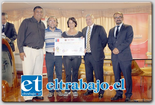 El Director de la Escuela República de Argentina, Ricardo Yáñez, fue el encargado de recibir la placa que podrán lucir en su colegio, y que la acredita como protectora de la infancia y la juventud.