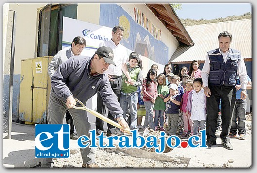 El lunes 22 de diciembre se celebró el inicio de la excavación de las fundaciones del techado de la multi-cancha de la Escuela Río Colorado.