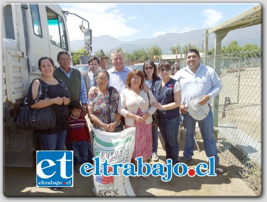 Patricia Montes funcionaria de Indap en compañía del alcalde Luis Pradenas, en el estadio los Libertadores del sector La Pirca procedió hacer entrega de ayuda a los agricultores beneficiados.