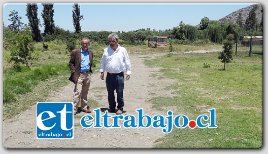 Director de Salud en terreno donde se emplazará el nuevo establecimiento de Atención Primaria.