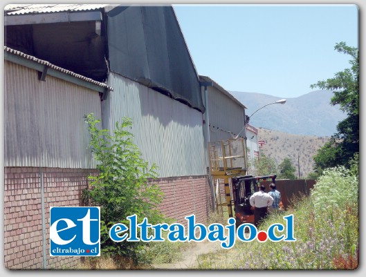 Los trabajadores ascendieron hasta la techumbre del galpón por medio de esta grúa horquilla aparentemente sn medidas de seguridad para realización de labores de limpieza.