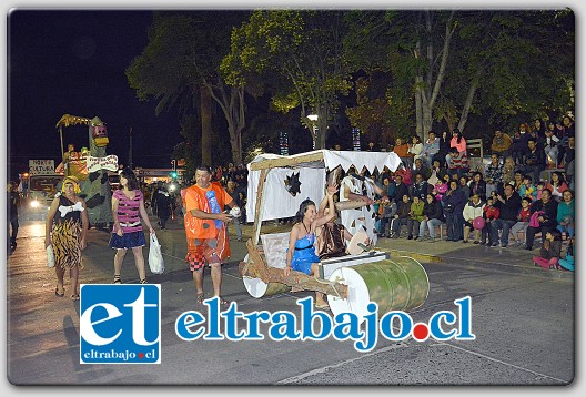 LOS PICAPIEDRA.- Con un gran marco de público, se realizó la presentación anual de los carros alegóricos y comparsas, en el marco del Aniversario Nº 123 de la comuna.