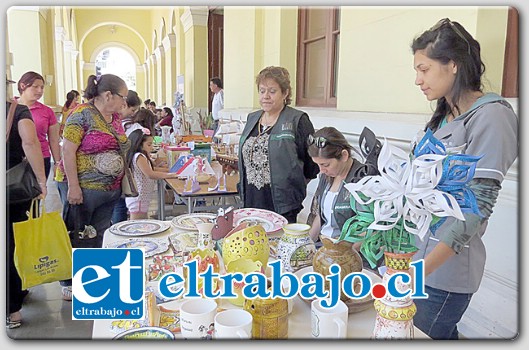 Durante tres horas permaneció abierta en los arcos del edificio de la gobernación andina, una feria navideña en donde se expusieron artículos y manualidades fabricadas por los internos de la cárcel de Los Andes.